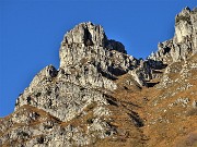 18 Sul sentiero del Canalino dei sassi zoom sui contrafforti rocciosi del Cancervo baciati dal sole mattutino